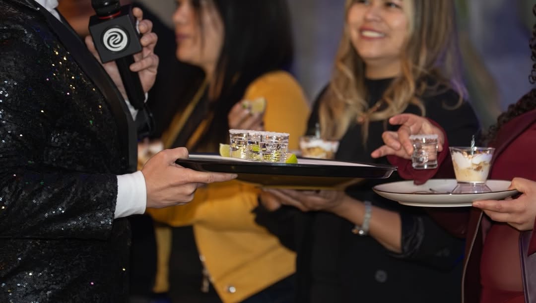 Espacio Endémico: staff serving guests drinks