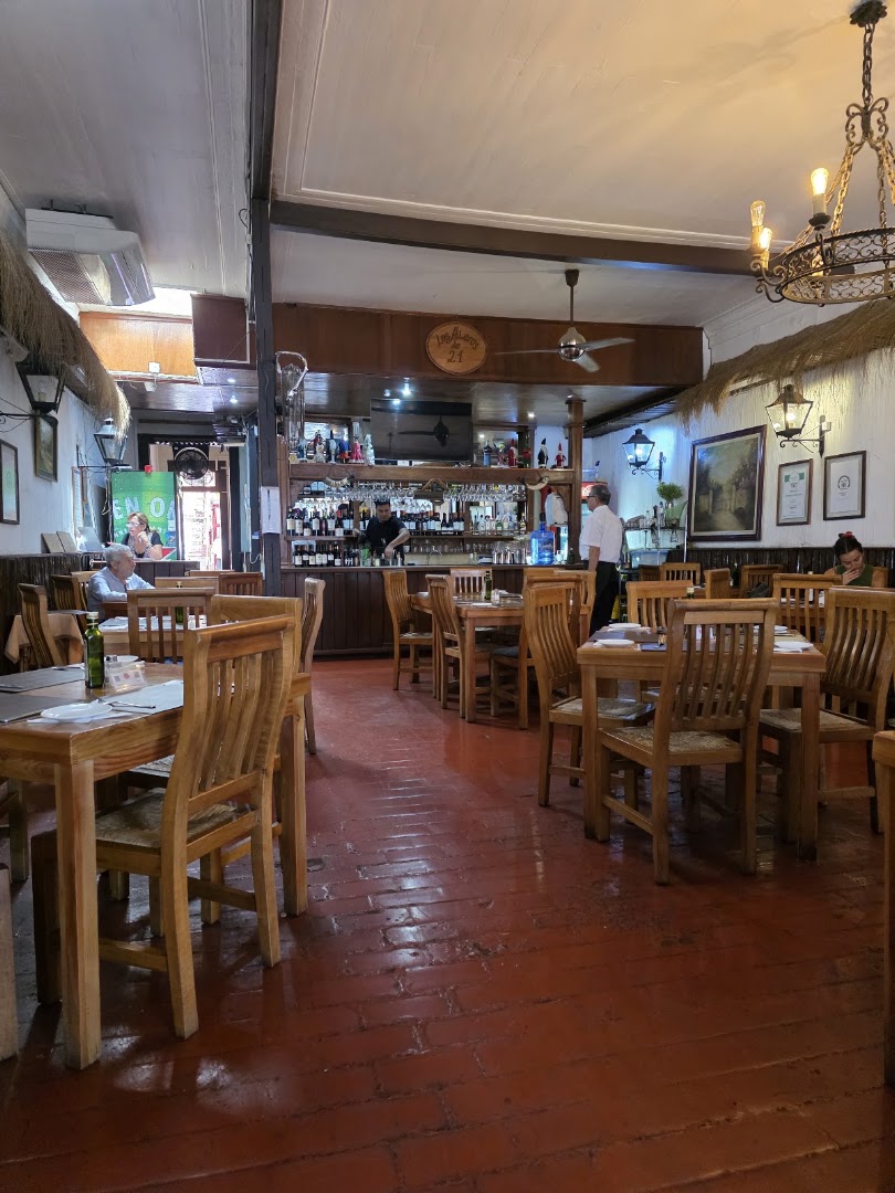 Los Aleros de 21: clear view of restaurant interior