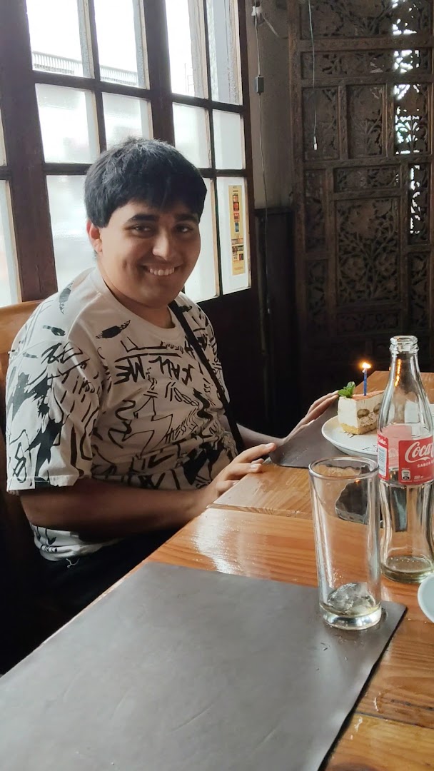 Los Aleros de 21: customer enjoying the restaurant atmosphere
