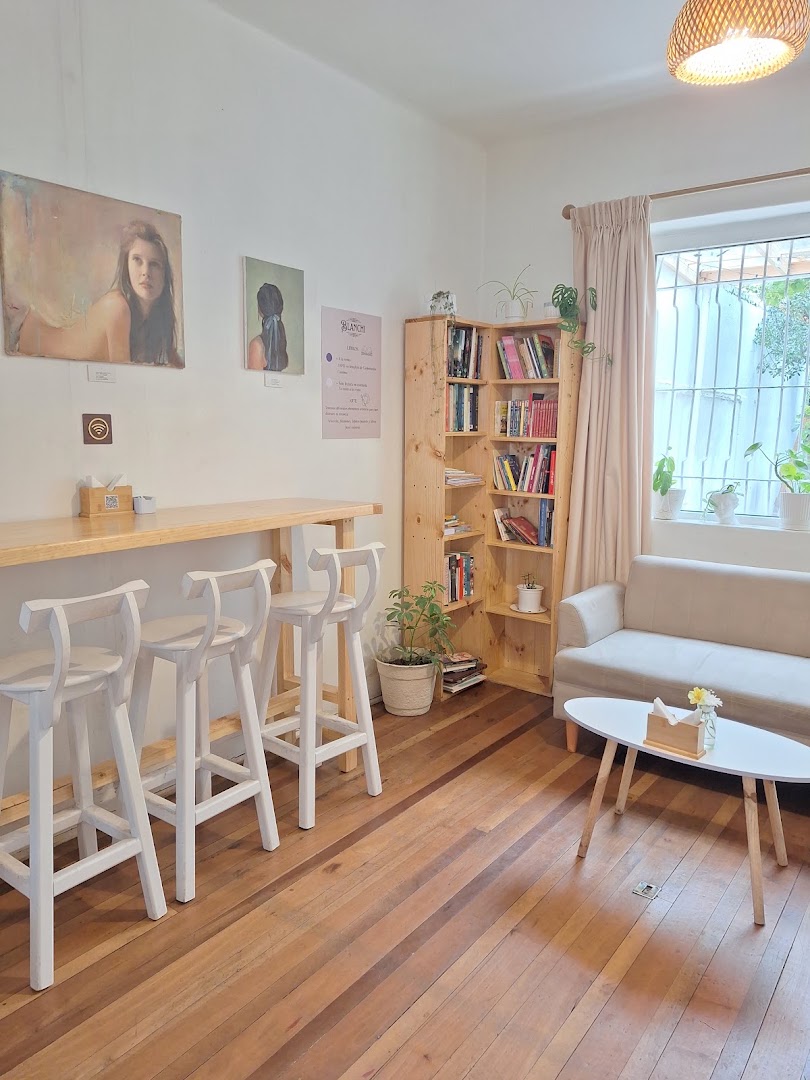 Blanchi Café: clear, inviting interior atmosphere