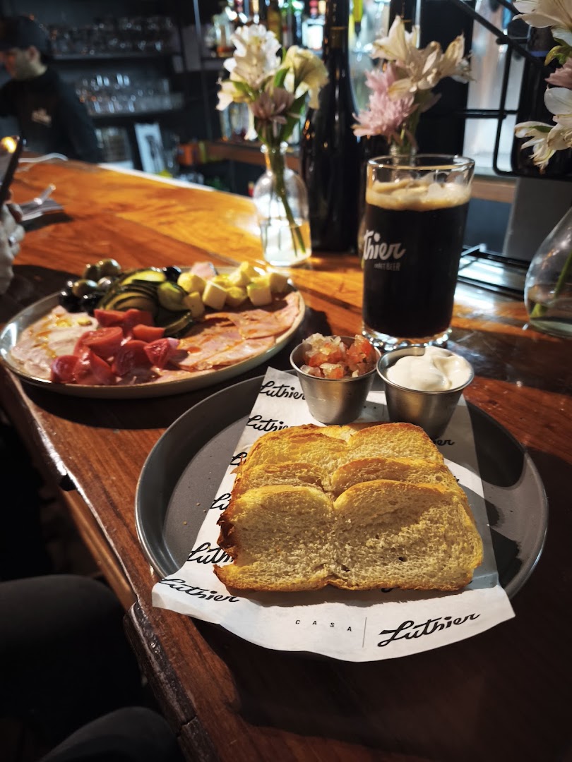 Casa Luthier: appetizing food and drink presentation
