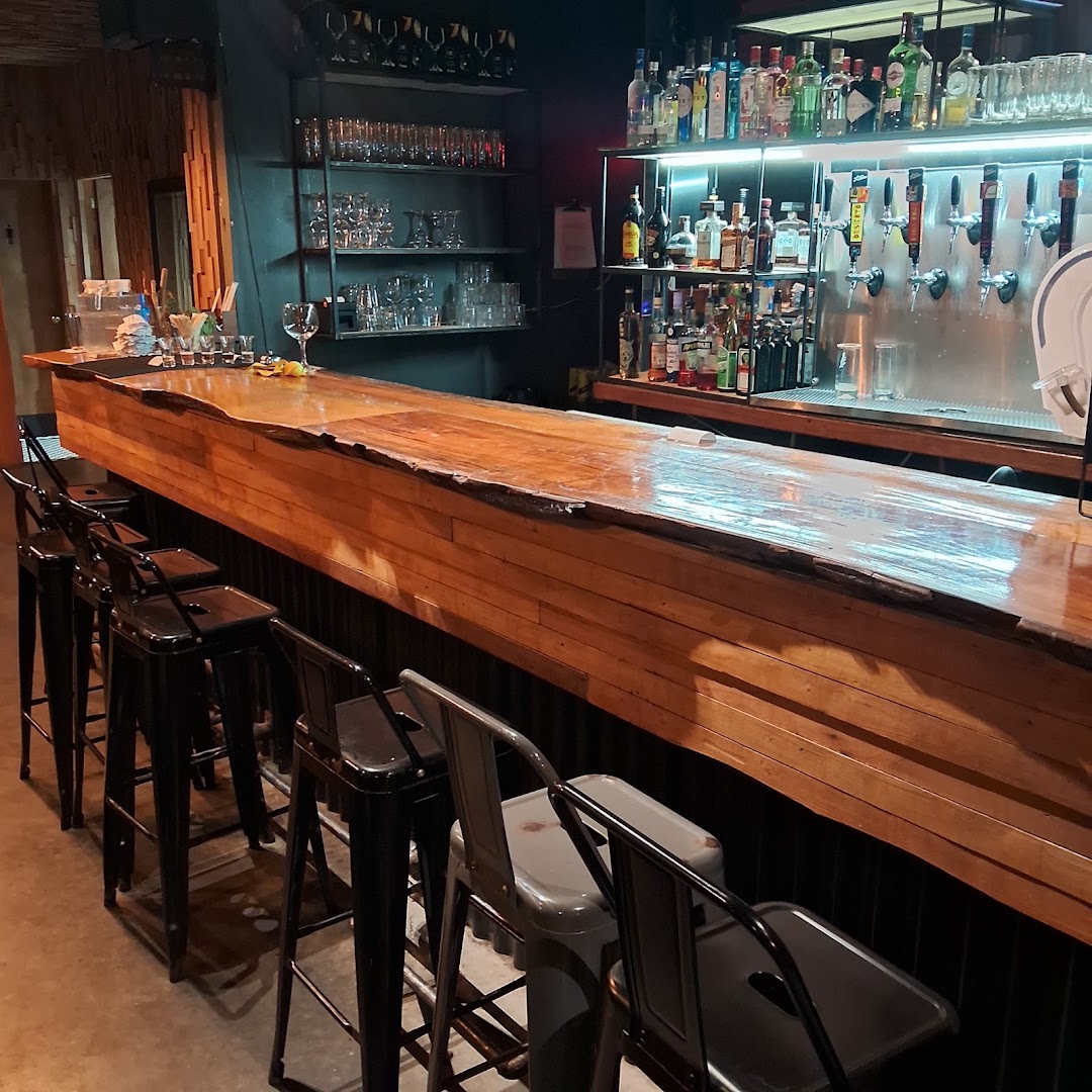 Casa Luthier: clear, inviting view of bar
