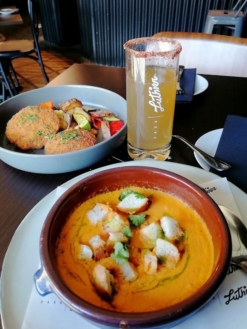 Casa Luthier: appetizing food and drink presentation