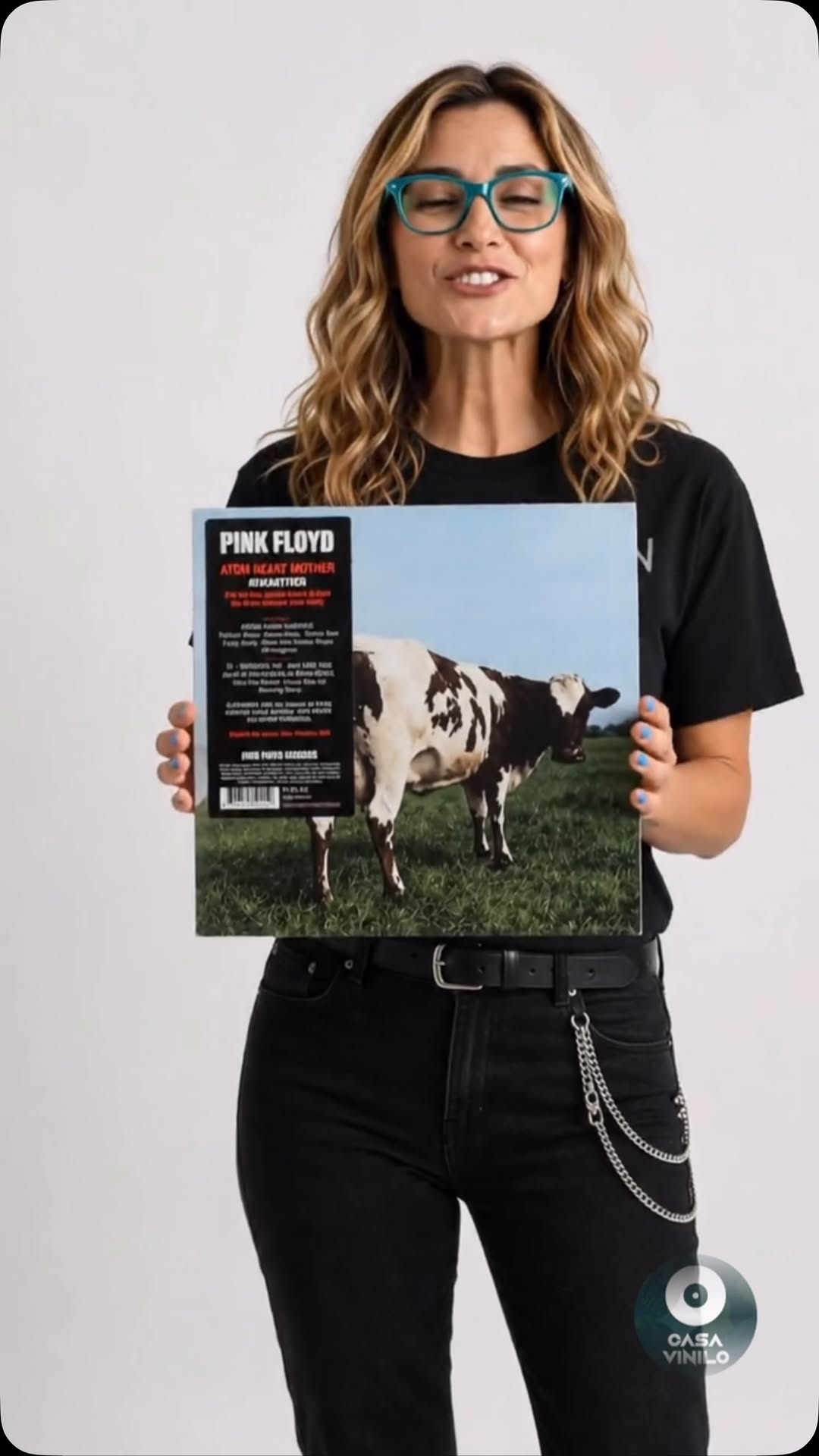 Casa Vinilo: professional staff showcasing shop product