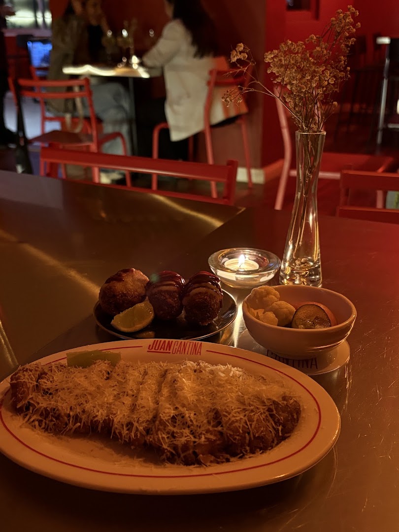 Juan Cantina: appetizing food in bar setting