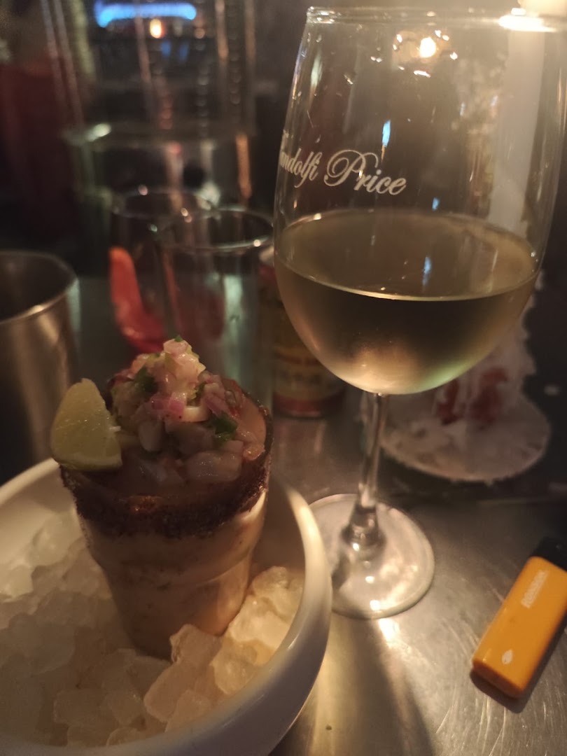 Juan Cantina: appetizing drink and food presentation