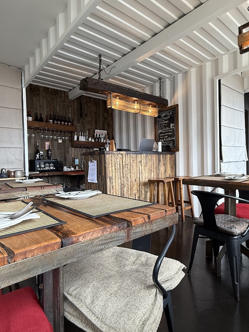 Santolla: clear, inviting restaurant interior shot