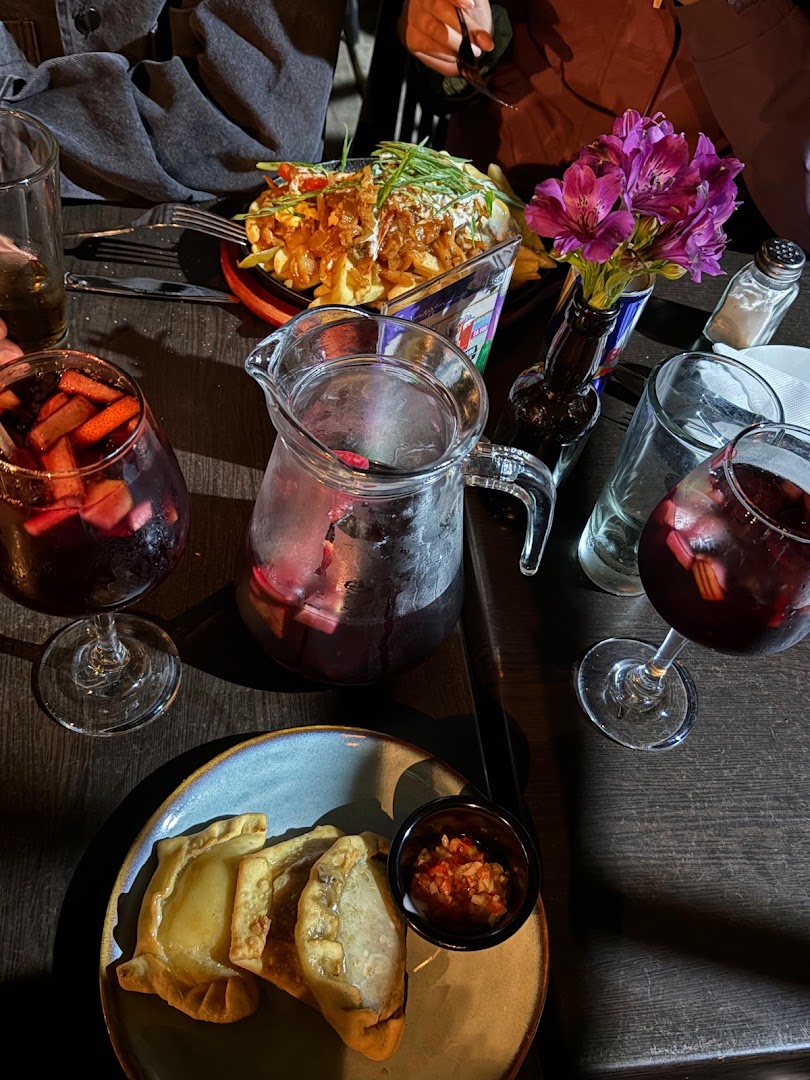 Bar La Virgen: appetizing food and drink presentation