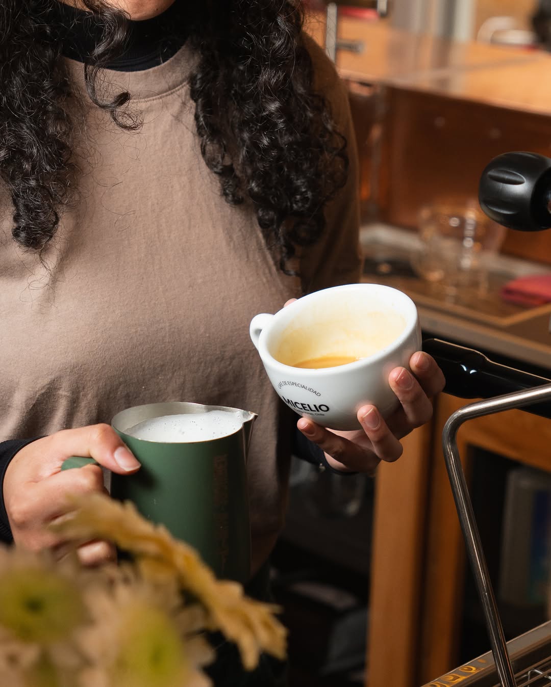 Café Micelio: professional shot of coffee preparation