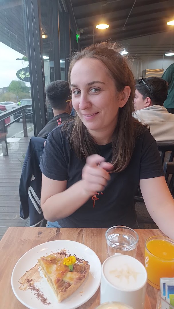 Tutti Bar de Café: clear photo of customer enjoying food