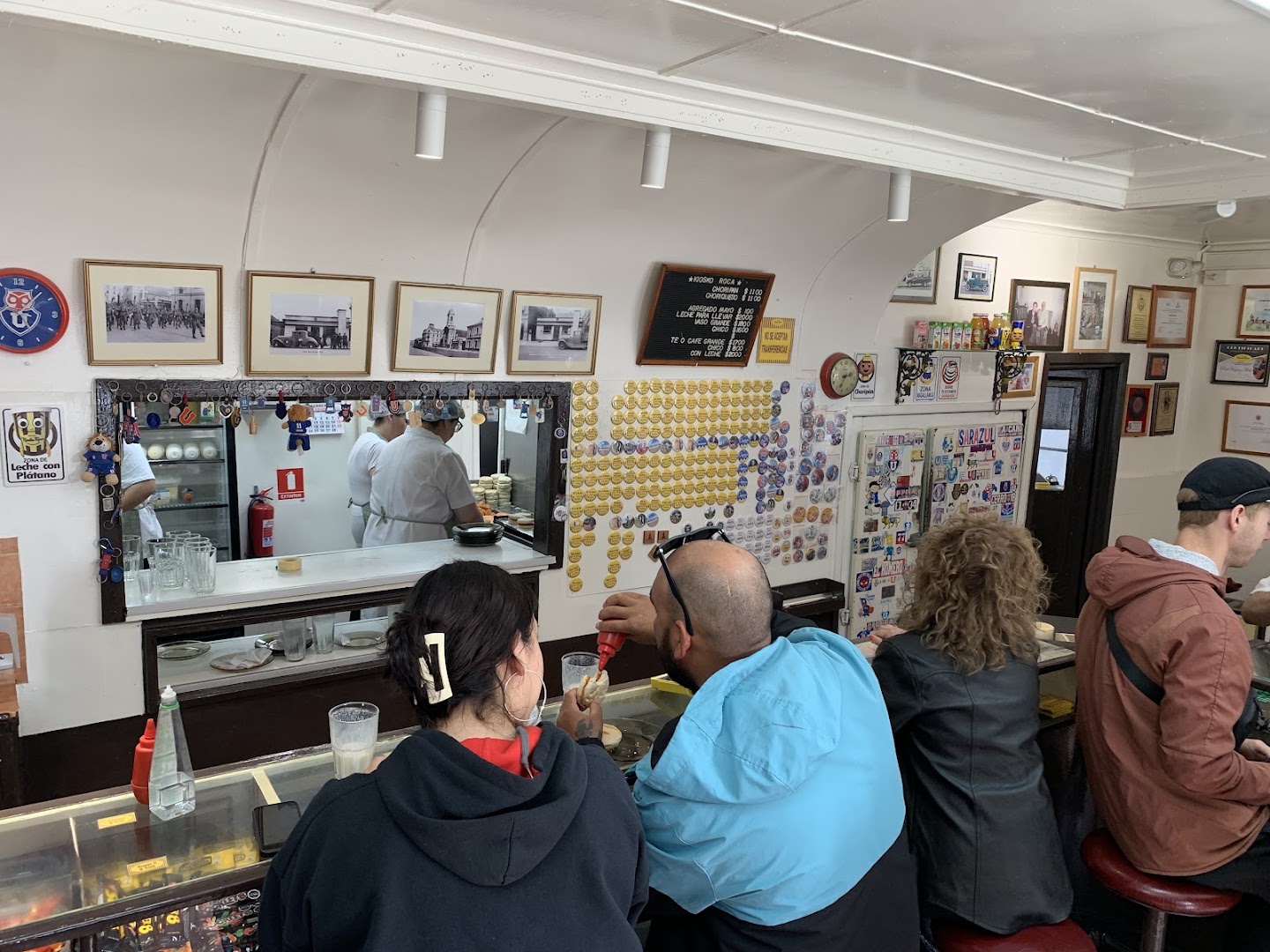 Kiosco Roca: authentic local dining atmosphere