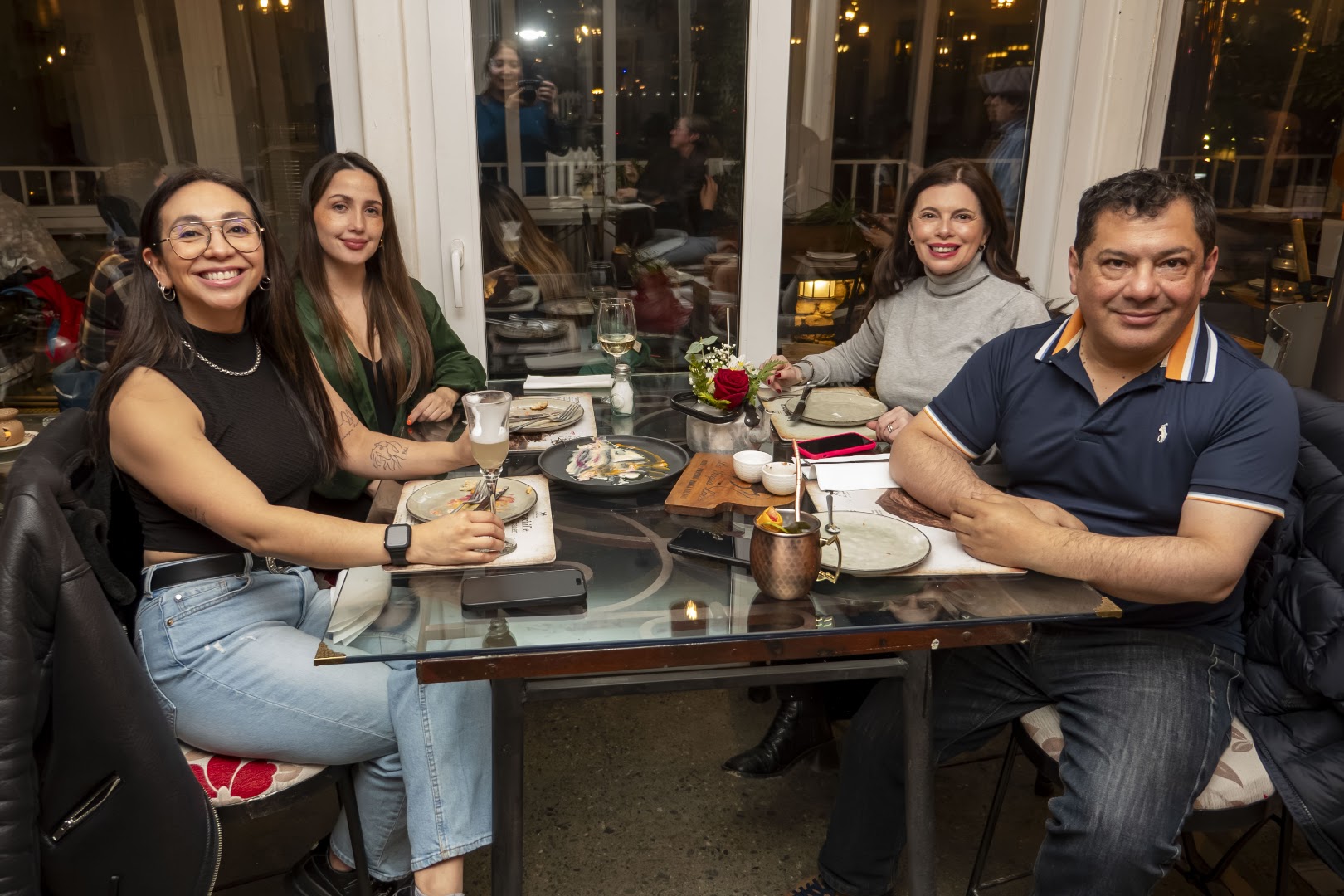 La Yegua Loca: happy guests enjoying the restaurant
