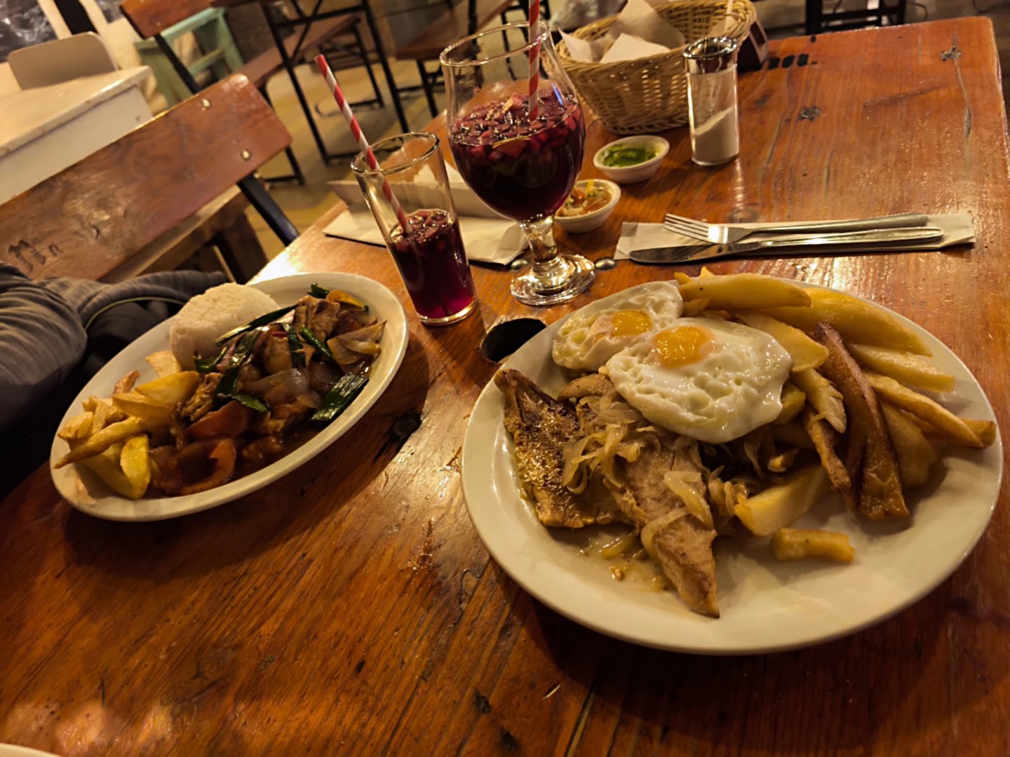 Barros Restaurante: appetizing food and drink presentation