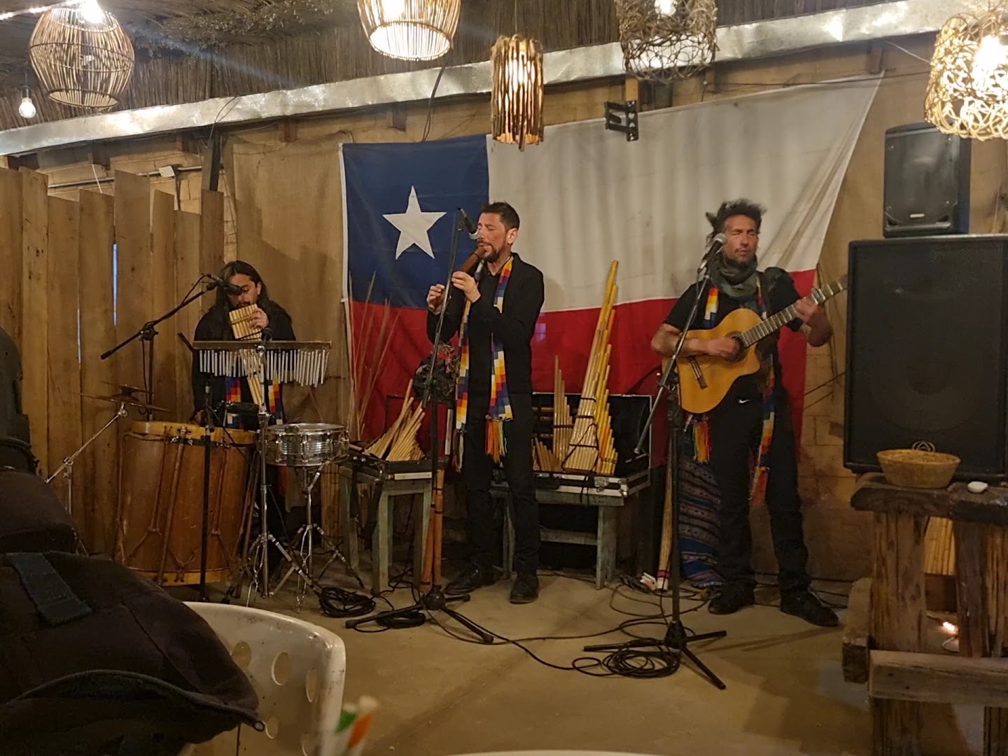 Barros Restaurante: live music atmosphere well