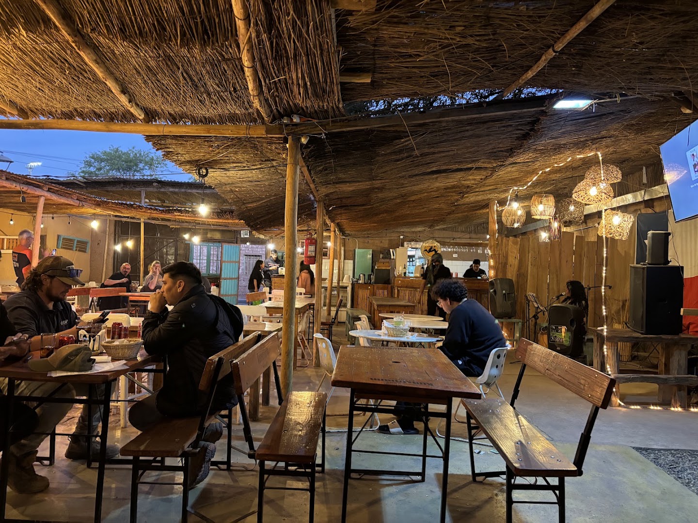 Barros Restaurante: inviting atmosphere and clear interior