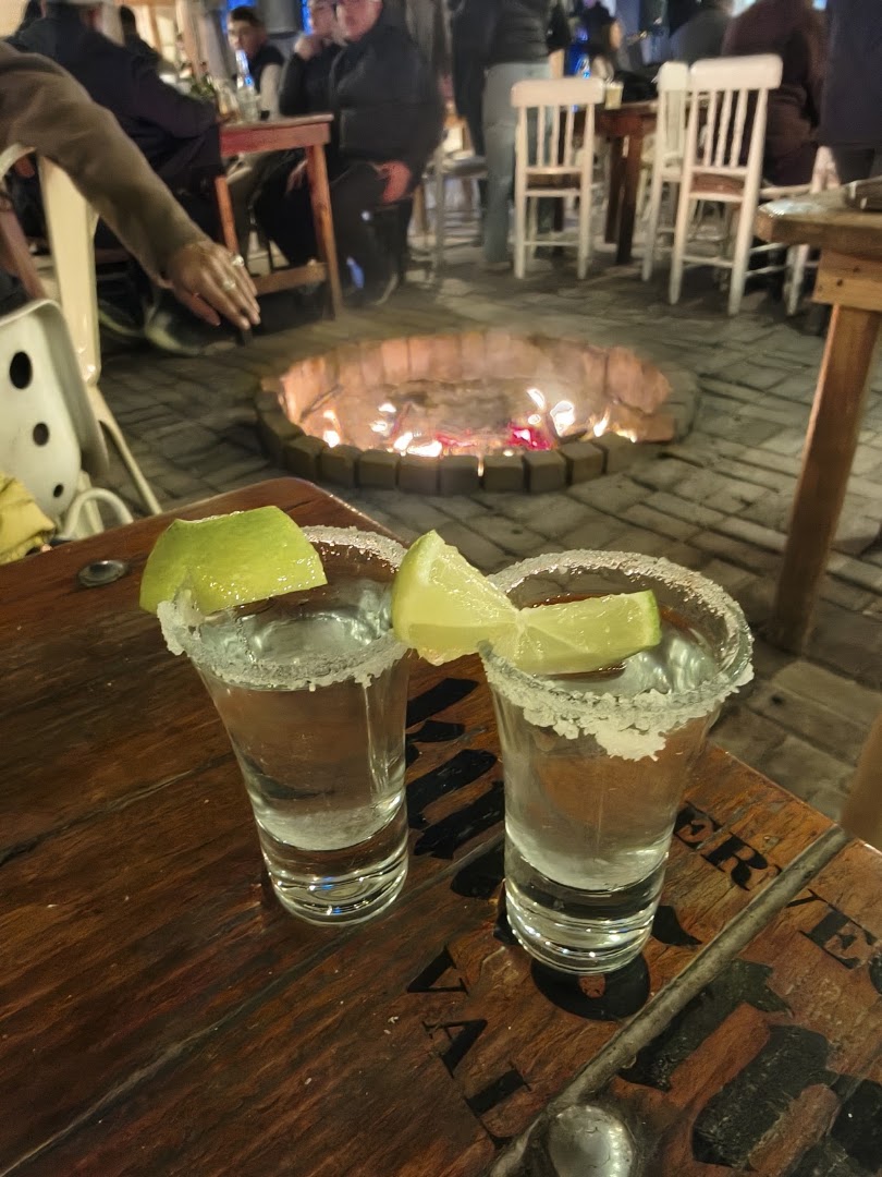Barros Restaurante: appealing drinks and restaurant atmosphere