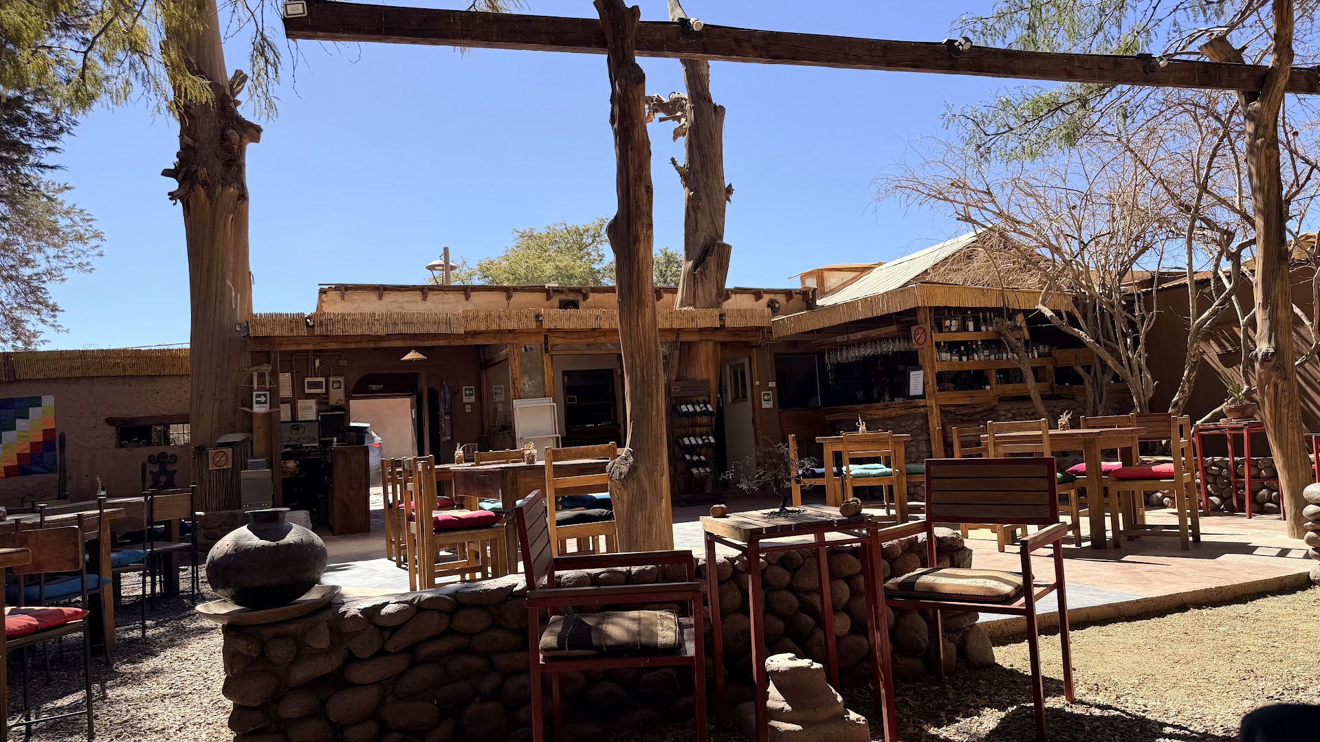 Ckunna: clear photo of restaurant terrace