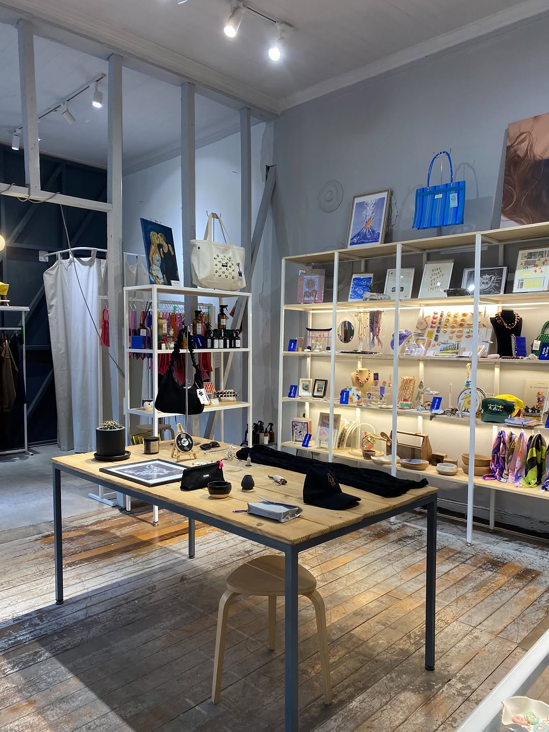 Casa Boa: clear shop interior and products