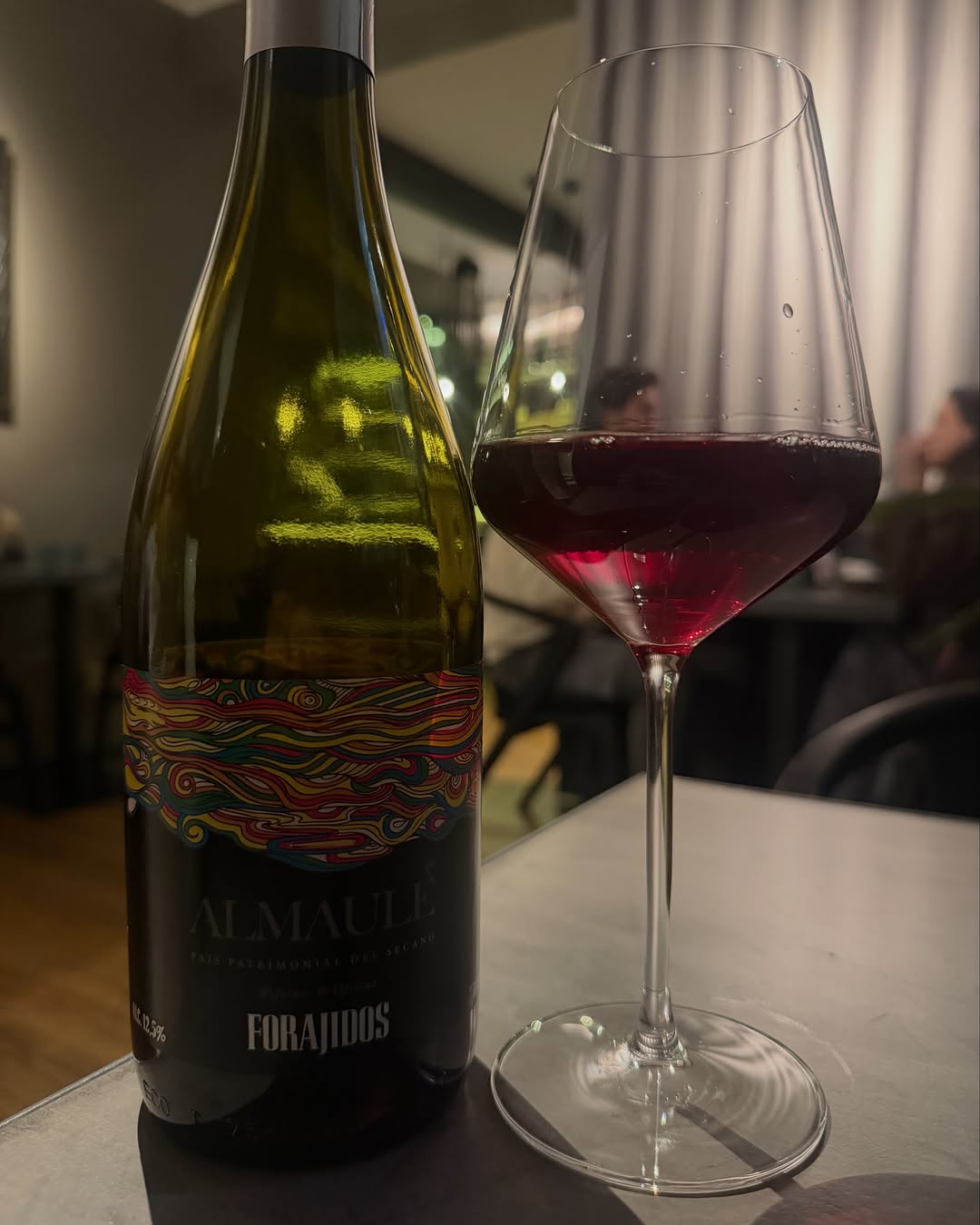 DeMo Magnolia: appealing shot of wine served
