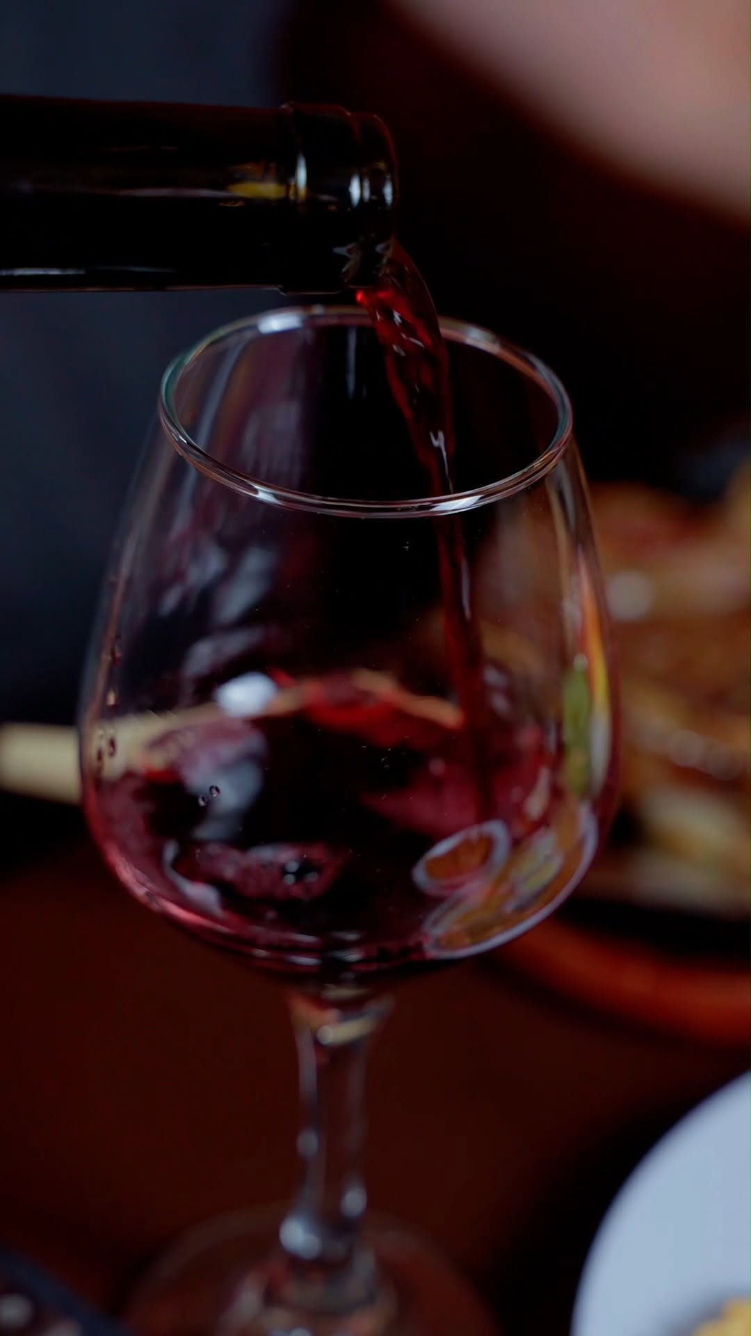 Mi Ternerita: high quality wine pouring shot