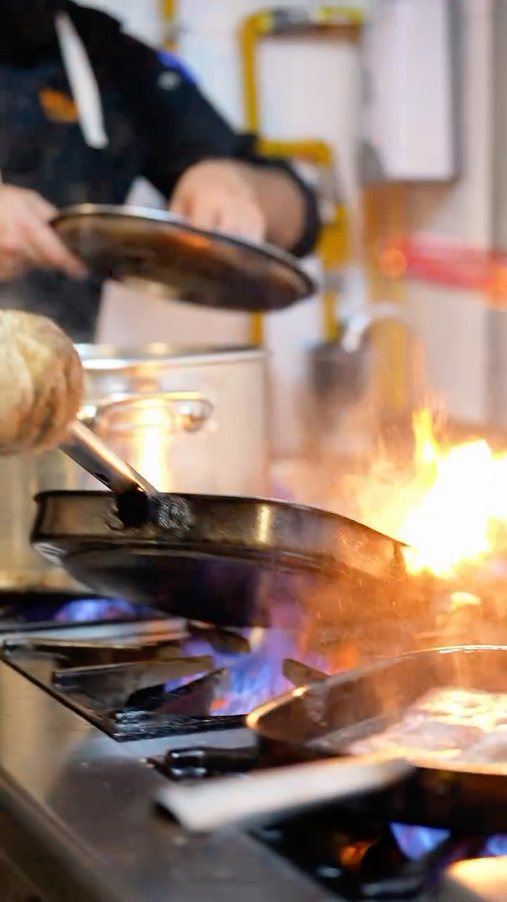 MUM Restaurante: dynamic professional kitchen action shot