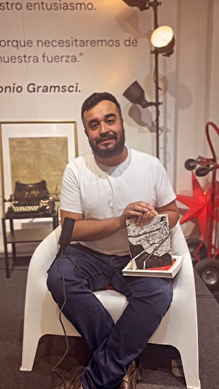 Odisea Libros: professional portrait in bookstore setting