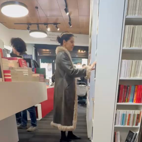 Odisea Libros: shop atmosphere and customers