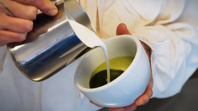 Otto Cocina & Café: high quality latte art preparation