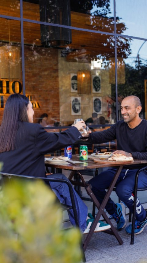 Pizzería Popular: inviting atmosphere with happy customers
