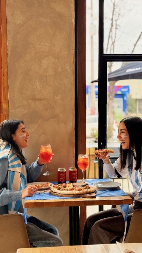 Pizzería Popular: inviting atmosphere with happy customers