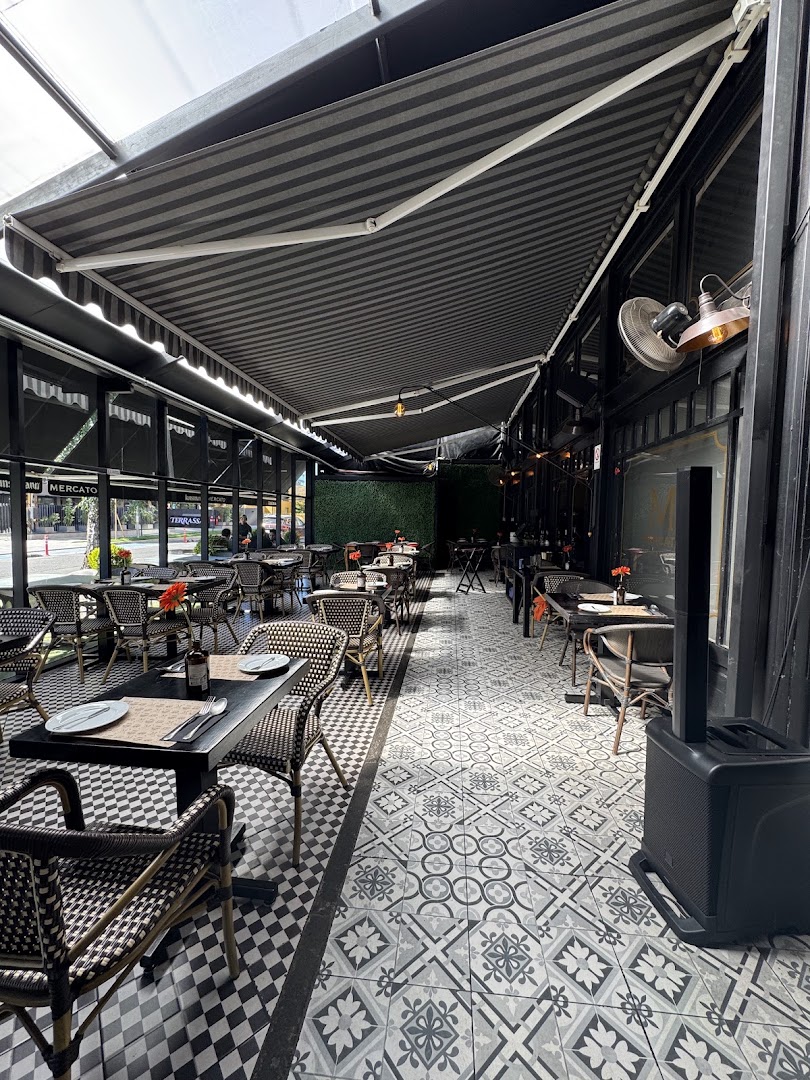 Mercato: attractive, clear photo of terrace