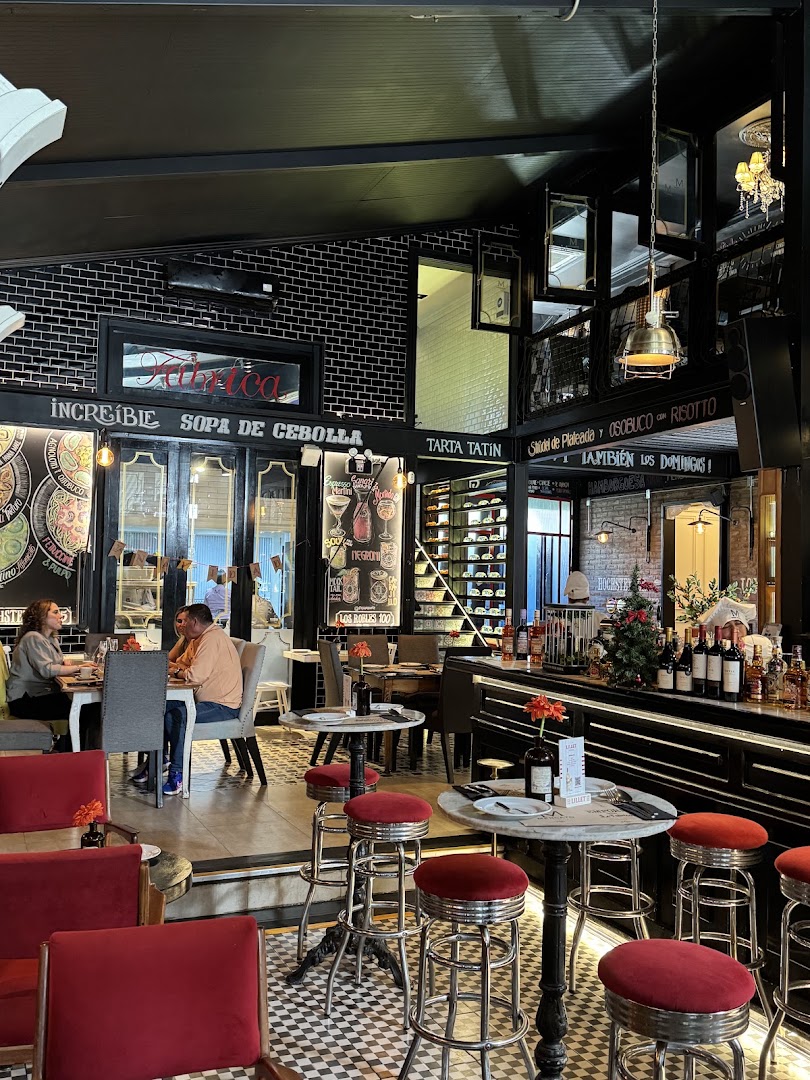 Mercato: inviting atmosphere and clear interior