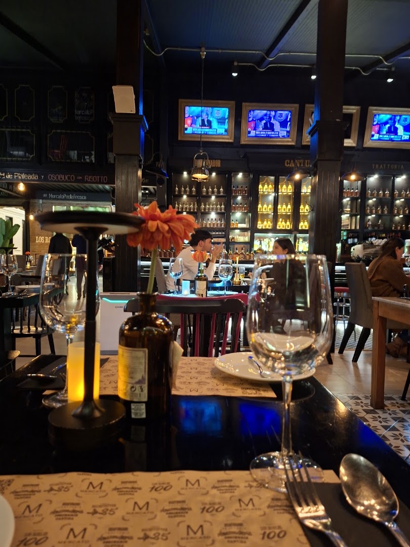 Mercato: inviting atmosphere and clear composition