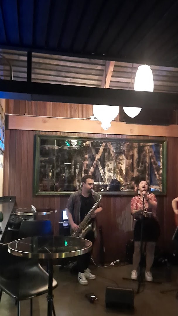 Bar 55: live music atmosphere well