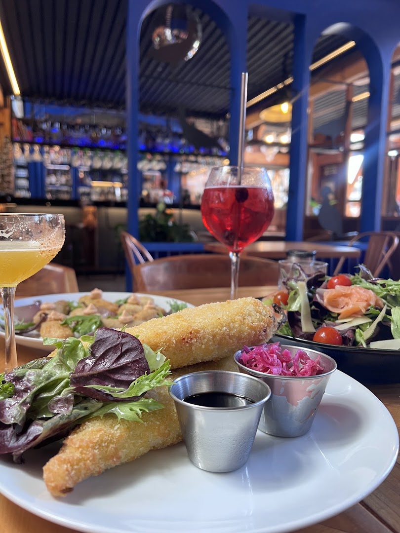 Bar 55: appetizing food and bar atmosphere