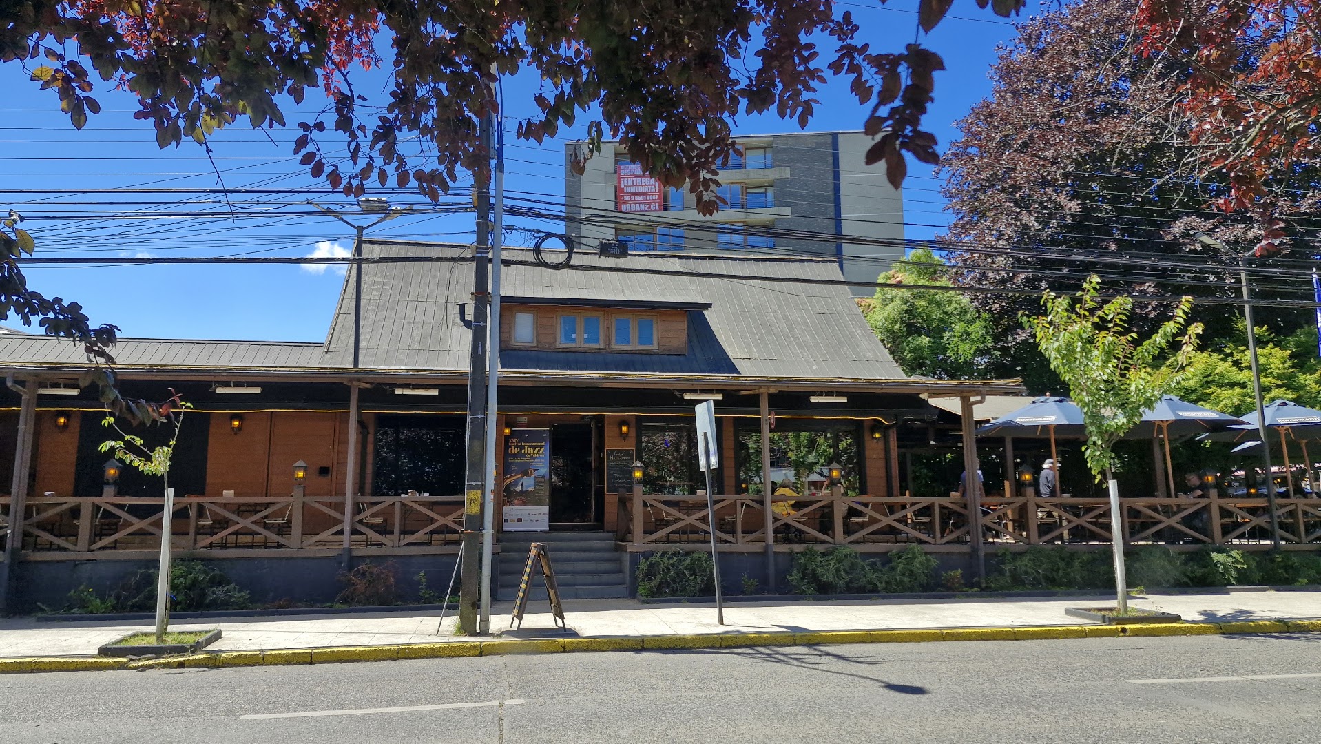 Café Haussmann: clear exterior view of venue