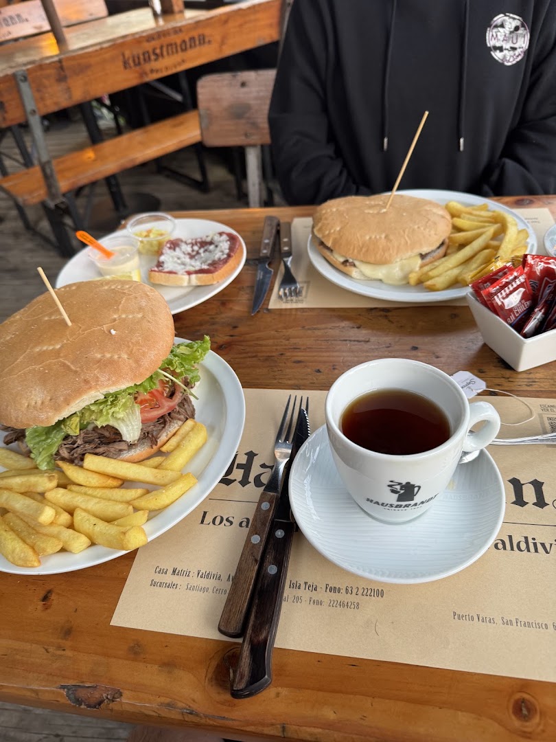Café Haussmann: appetizing food and drink presentation