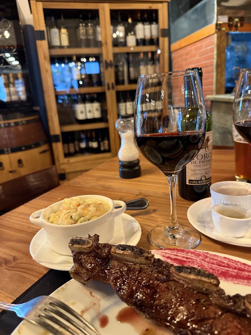 Entrebrasas: appetizing food and wine presentation