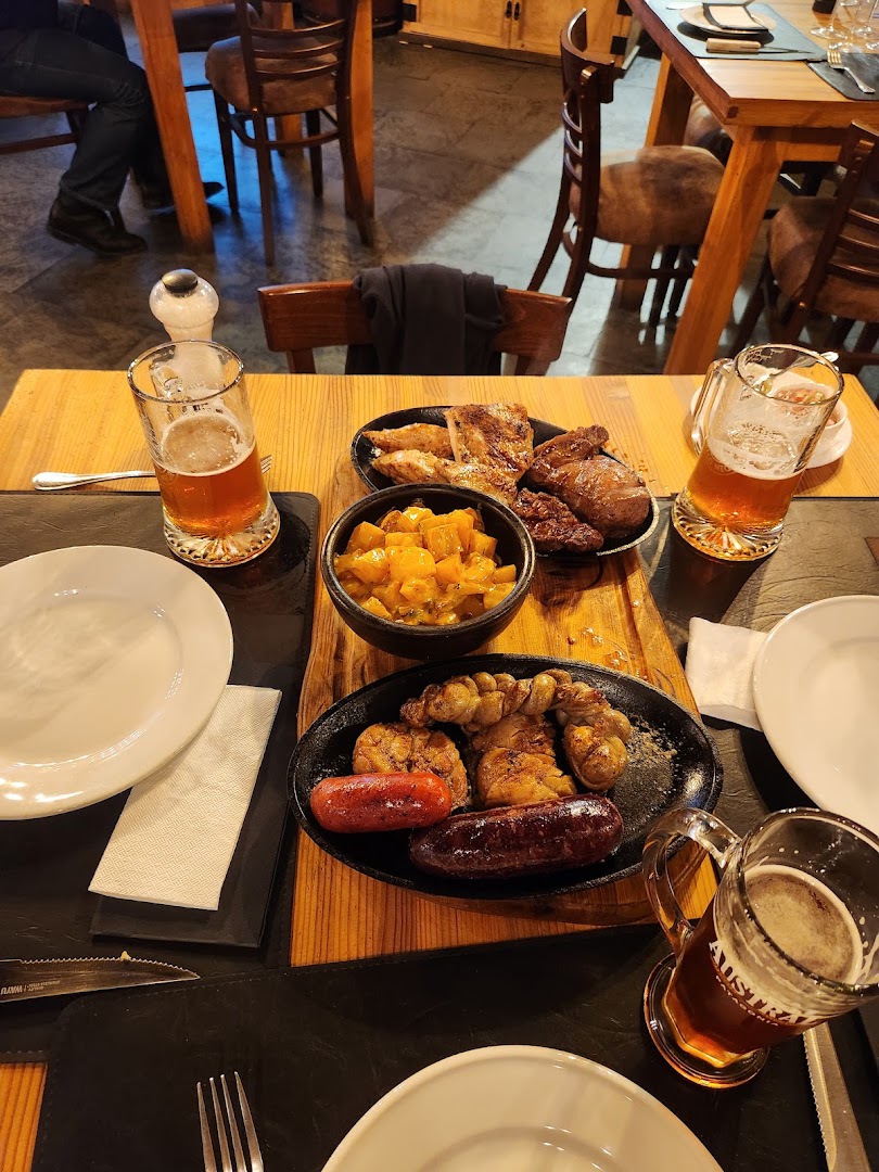 Entrebrasas: appetizing food and drink presentation