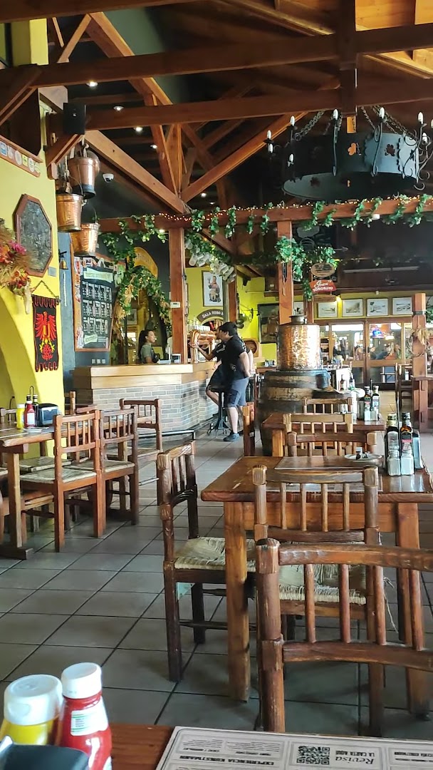 La Cervecería Kunstmann: clear shot of restaurant interior