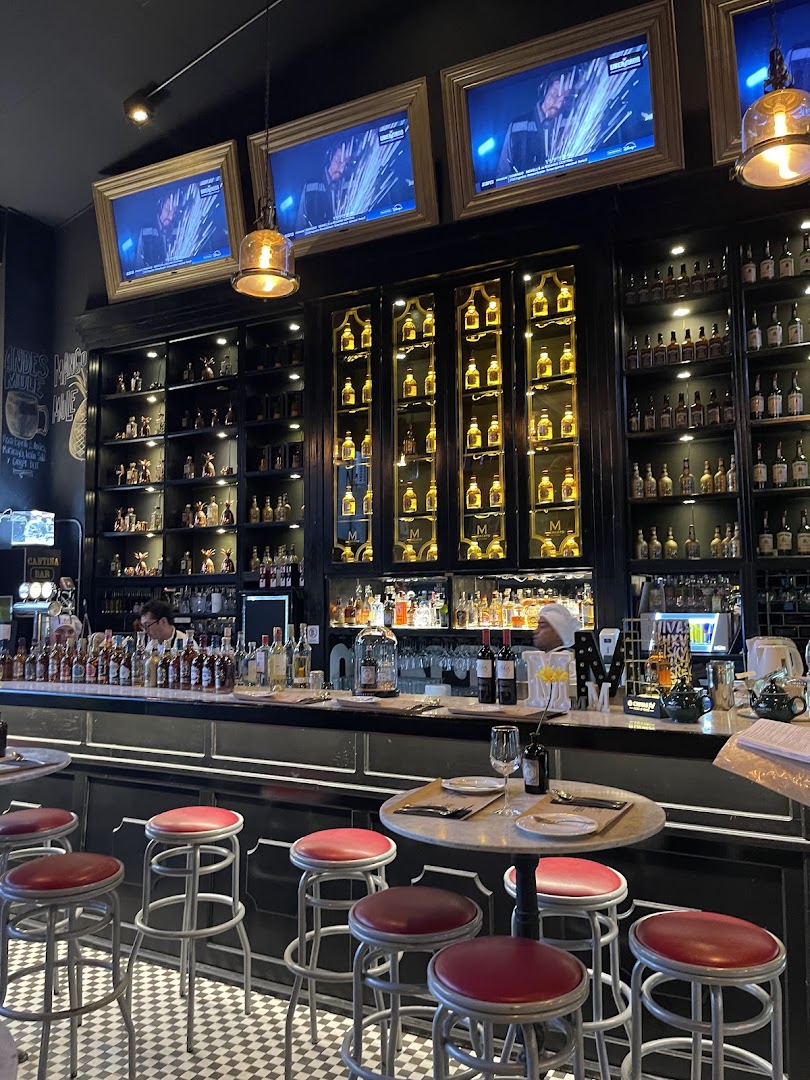 Mercato: high quality interior bar shot
