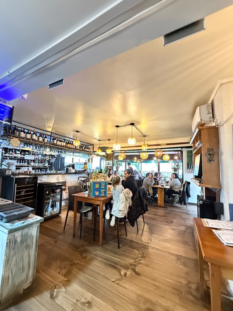 Mesa Incógnita: clear, inviting restaurant interior shot