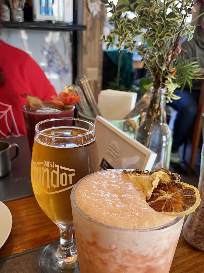 Mesa Incógnita: appetizing drinks in restaurant setting