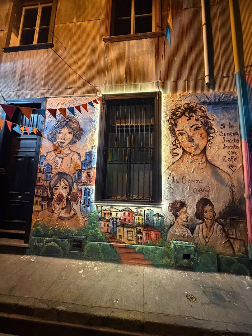 Café Paraíso: attractive exterior mural captures atmosphere