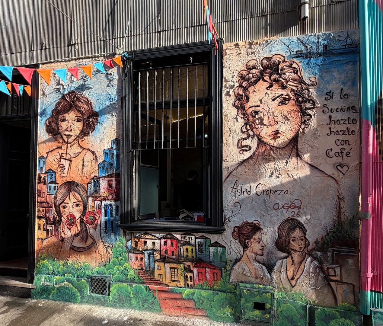 Café Paraíso: attractive mural showcases venue exterior