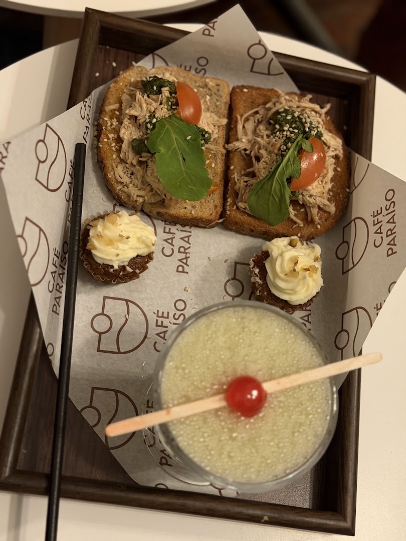Café Paraíso: appetizing food and drink presentation