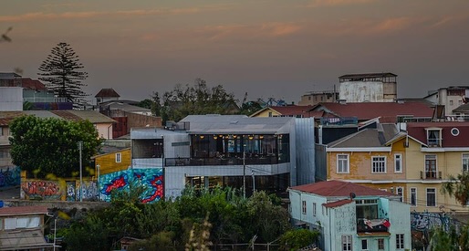 Flora Bar Restorán: venue in city context