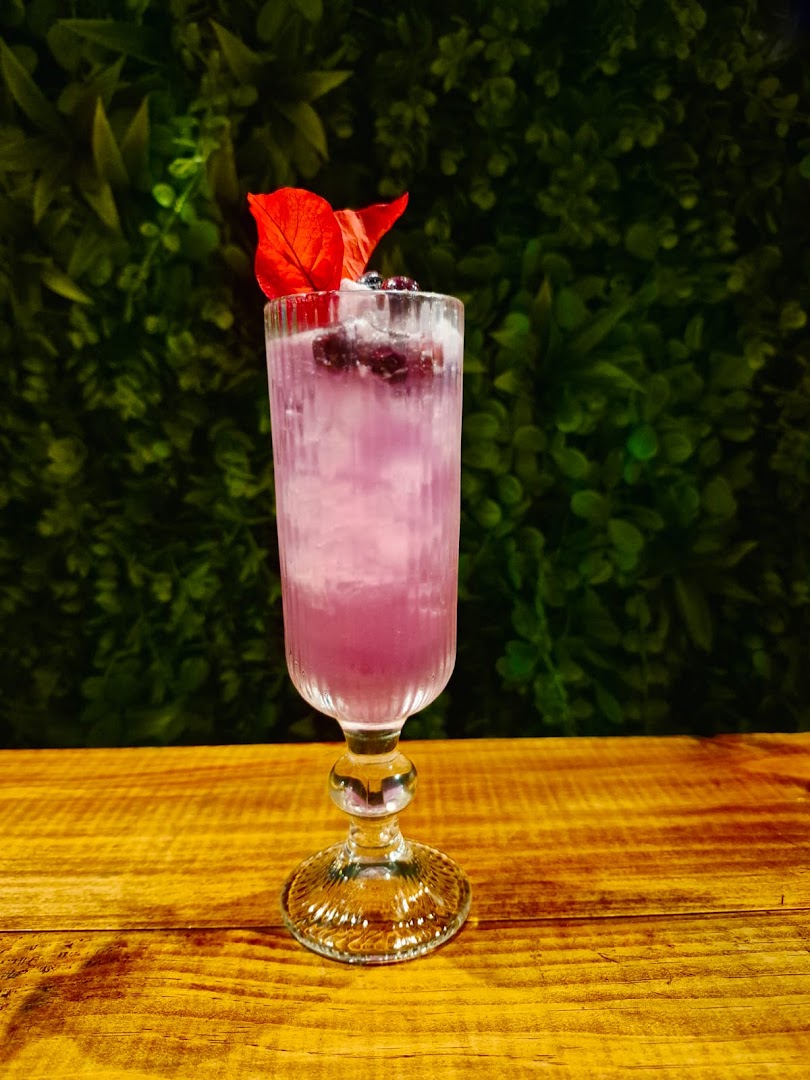 Madame Claude: high quality cocktail photography