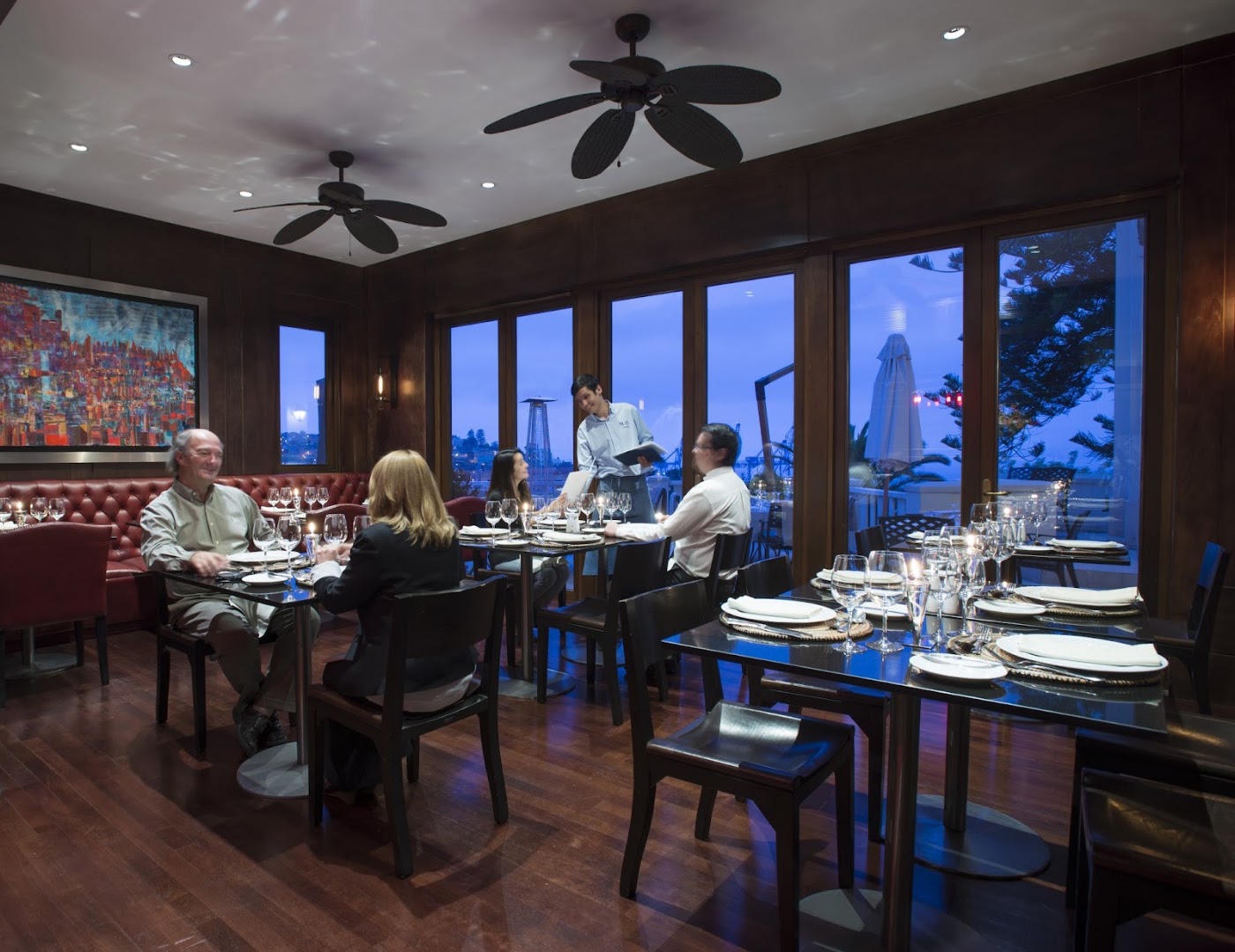 Maralegre: professional shot of restaurant atmosphere