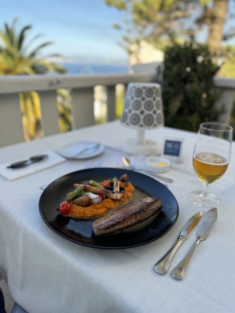 Maralegre: appetizing food with scenic background